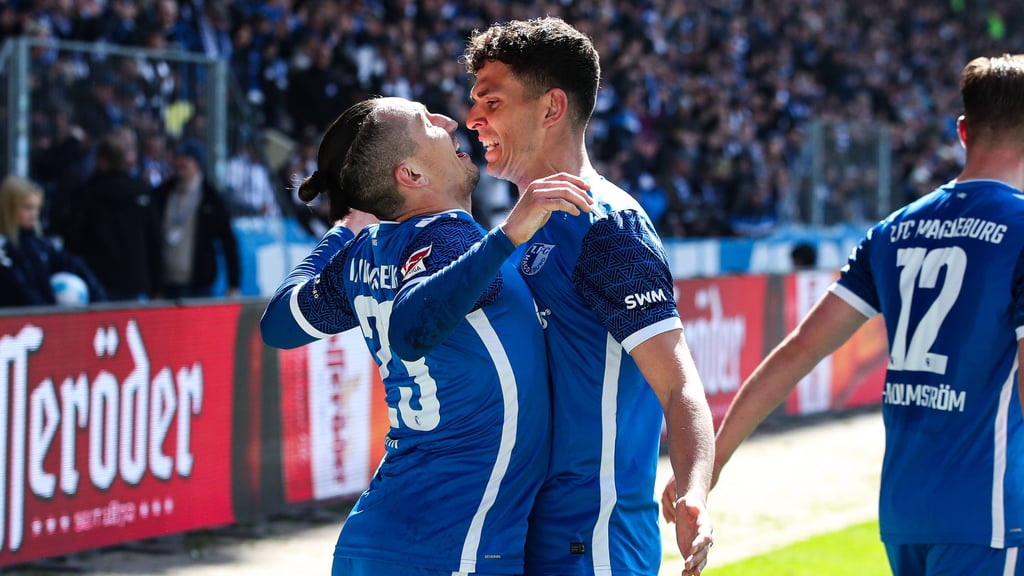 Doppeltorschütze für den 1. FC Magdeburg, Baris Atik, und Kollege Tobias Müller im Freudenrausch - 2:0 siegt der FCM gegen den 1. FC Kaiserslautern.