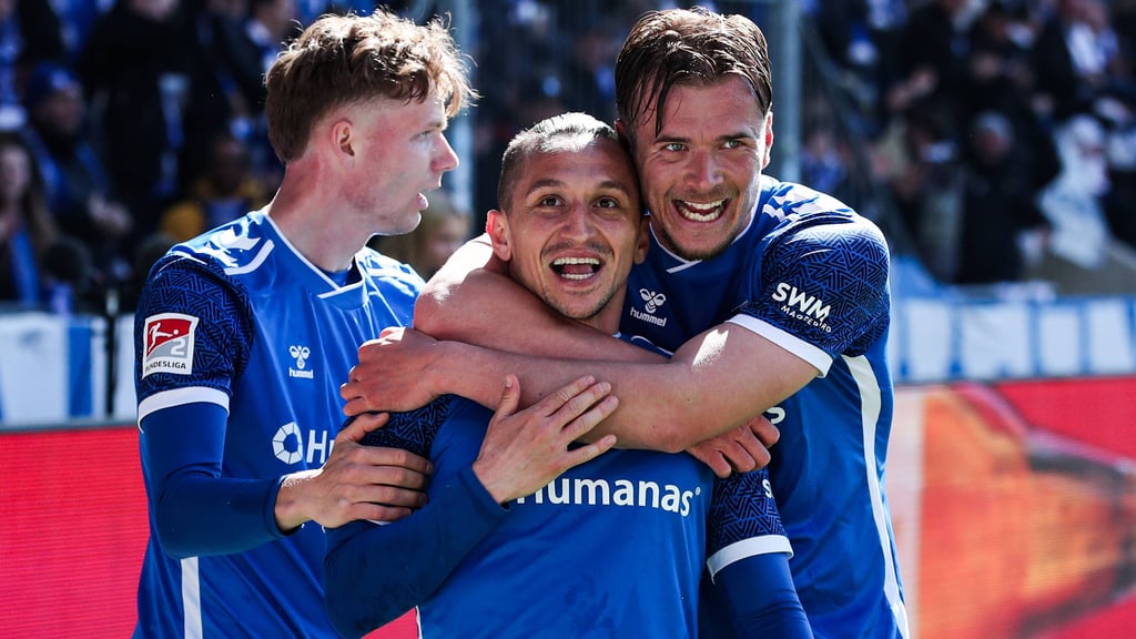 FCM-Doppeltorschütze Baris Atik wird von den Kollegen geherzt.