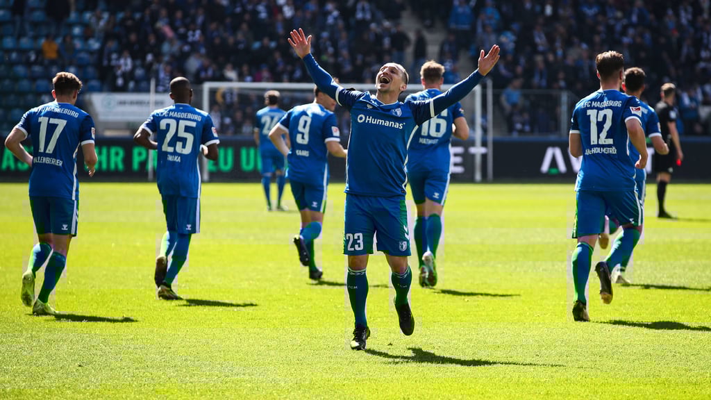Baris Atik bejubelt den Heimsieg gegen den 1. FC Kaiserslautern mit den Fans des 1. FC Magdeburg in der Avnet-Arena.
