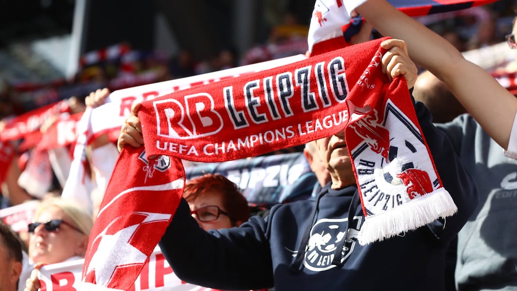 Schal hoch: Fans von RB Leipzig im Stadion.