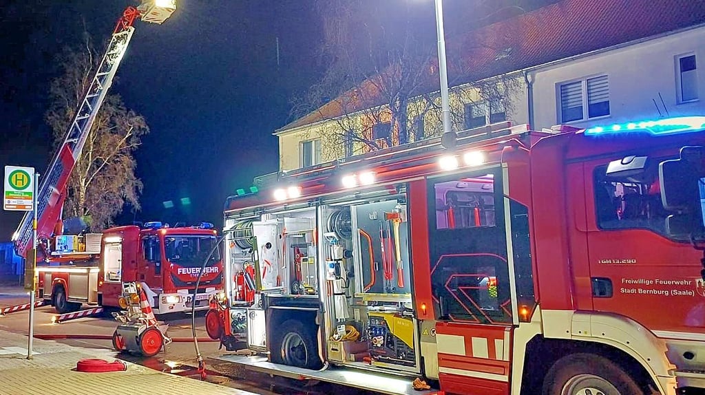 Bei dem Feuerwehreinsatz in Bernburg wurde eine Retterin verletzt.