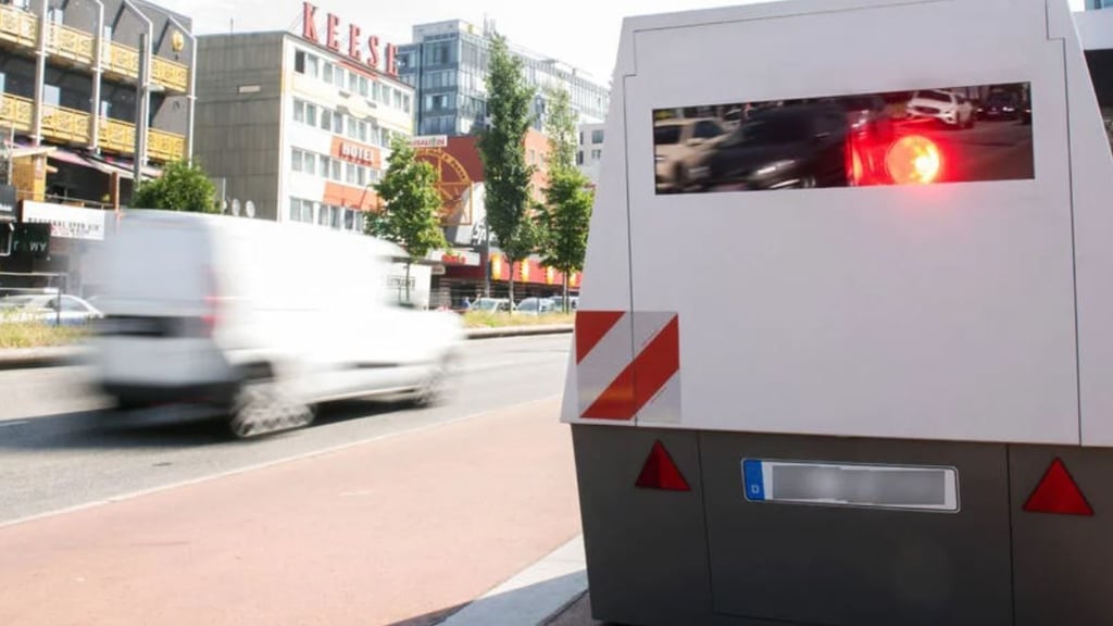 Apps, Warnsysteme in Navigationsgeräten, Radiomeldungen: Es gibt einige Methoden für Autofahrer, um sich über Radarkontrollen auf der Straße informieren zu lassen.