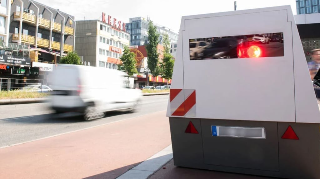 Apps, Warnsysteme in Navigationsgeräten, Radiomeldungen: Es gibt einige Methoden für Autofahrer, um sich über Radarkontrollen auf der Straße informieren zu lassen.