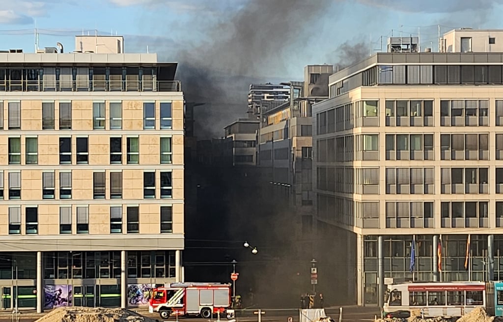 Major fire brigade operation at Magdeburg's City Carré: Smoke rising ...