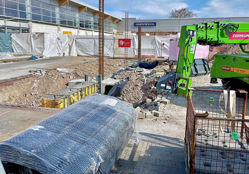 Nichts geht mehr: Der Eingang der Euronics-Filiale ist von der Rewe-Baustelle blockiert. Das Geschäft ist nun rechts im Depot untergekommen.