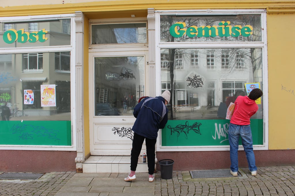 Eine Initiative der Friedrich-Ebert-Stiftung gab es am Samstag und Sonntag in der Innenstadt parallel zum Frühjahrsputz der Stadt Zeitz. Es wurden gemeinsam Schmierereien in der Innenstadt entfernt.