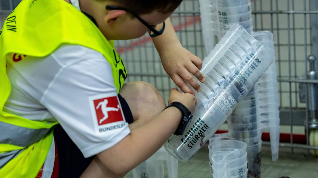 Gespendete Becher in der Red Bull Arena von RB Leipzig.