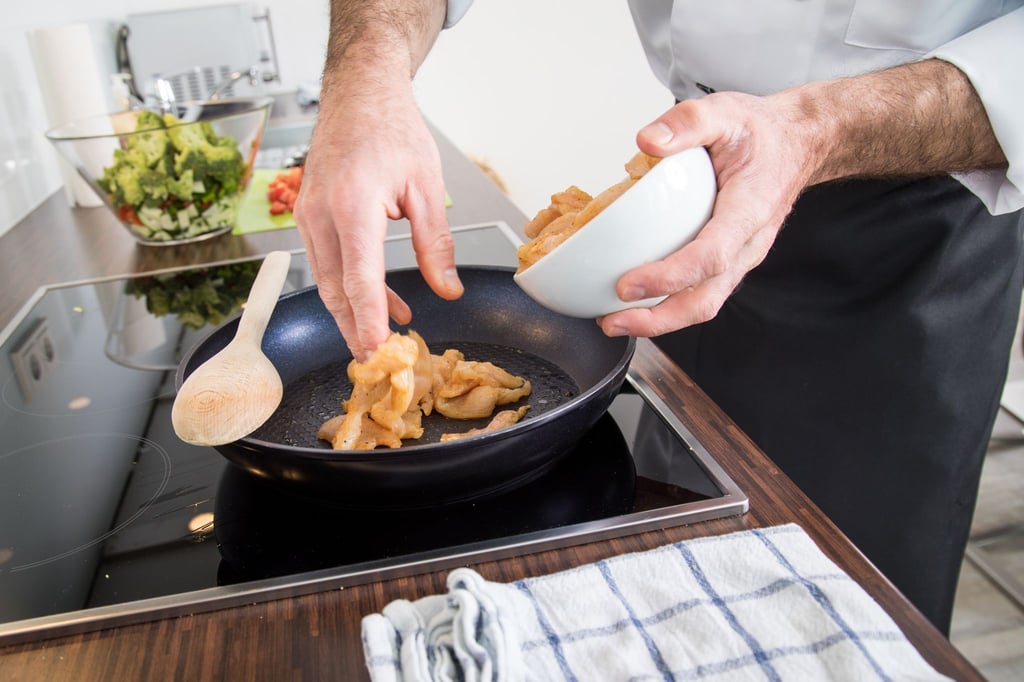 Potenziell gesundheitsschädlich: PFAS werden in Antihaft-Beschichtungen eingesetzt, weil sie eher hitzebeständig, fett- und wasserabweisend sind.