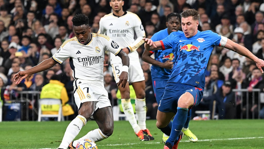 RB-Kapitän Willi Orban (r.) verteidigt Vinicius Jr.