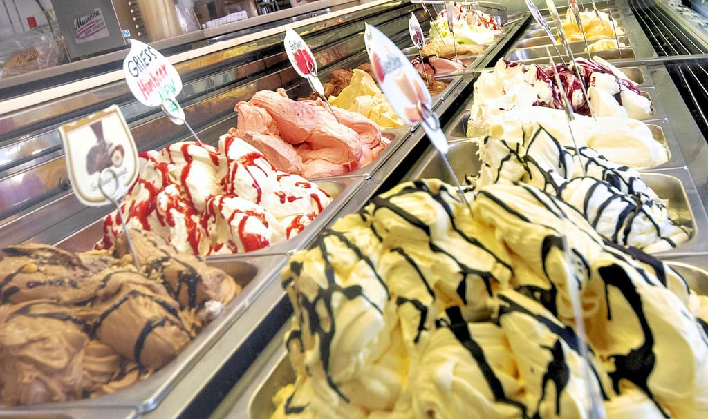 Die Eistheke im Eiscafé Venezia übzeugt durch eine farbenfrohe Eisauswahl.