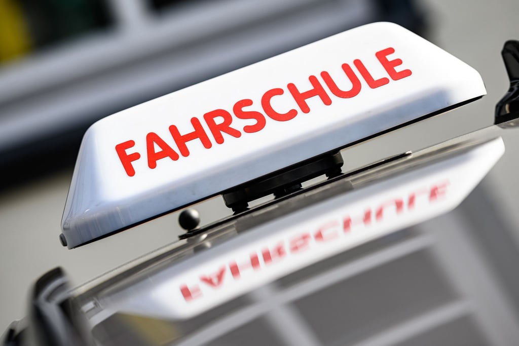 Die Fahrschulen haben ihre Preise deutlich erhöht.
