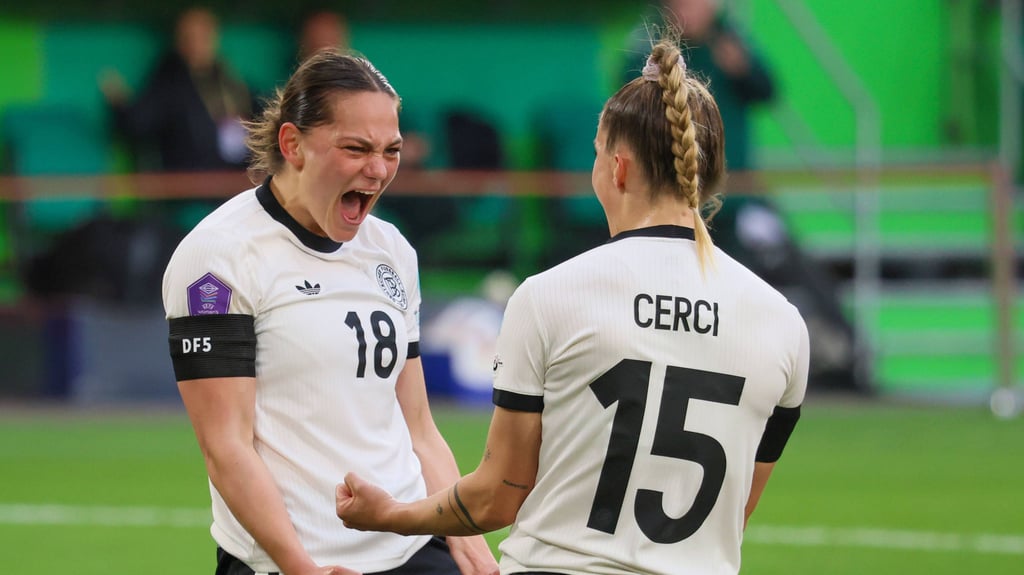 Großer Tag im DFB-Trikot: Erster Doppelpack für Giovanna Hoffmann (l.).