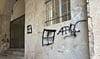 Zwei zu Fensterkreuzen verfremdete Hakenkreuze und Buchstaben sind an der Wand vorm Eingang zur Prähistorischen Sammlung zu sehen.  
