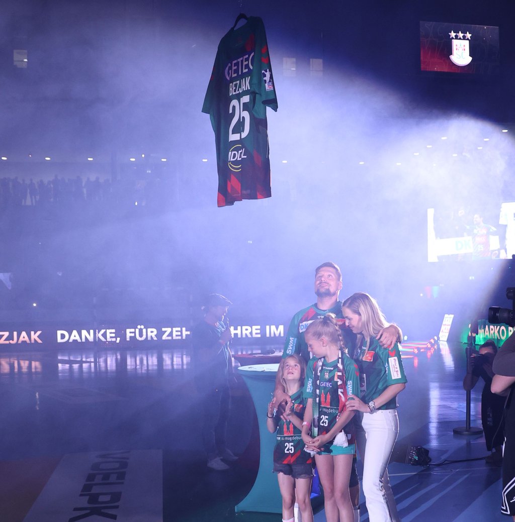 Vor knapp zwei Jahren wurde SCM-Legende Marko Bezjak mit seiner Frau Dominika und den Töchtern Lina und Leni in Magdeburg verabschiedet. Besonders große Emotionen gab es, als sein Trikot unters Hallendach gezogen wurde.