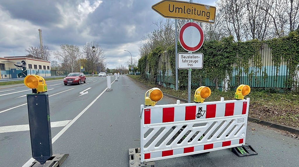 Zwischen Stadtwerken und Jeßnitzer Kreisel wird die Straße halbseitig gesperrt, um Grünbewuchs zurückzuschneiden.