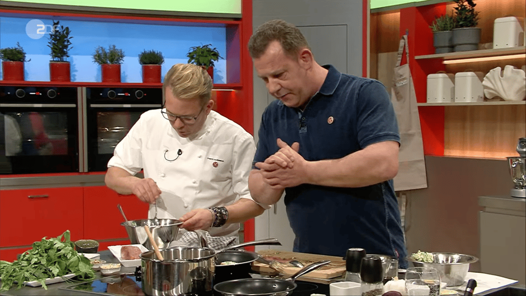 Marcus Golibersuch (r.) und TV-Koch Mario Kotaska in der ZDF-Küchenschlacht