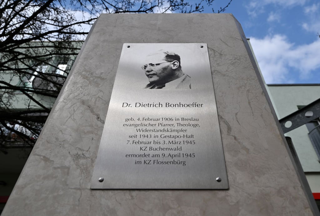 80 Jahre nach der Ermordung des NS-Widerstandskämpfers Dietrich Bonhoeffer (1906-1945) ist in Weimar ein Denkmal für den evangelischen Theologen eingeweiht worden.