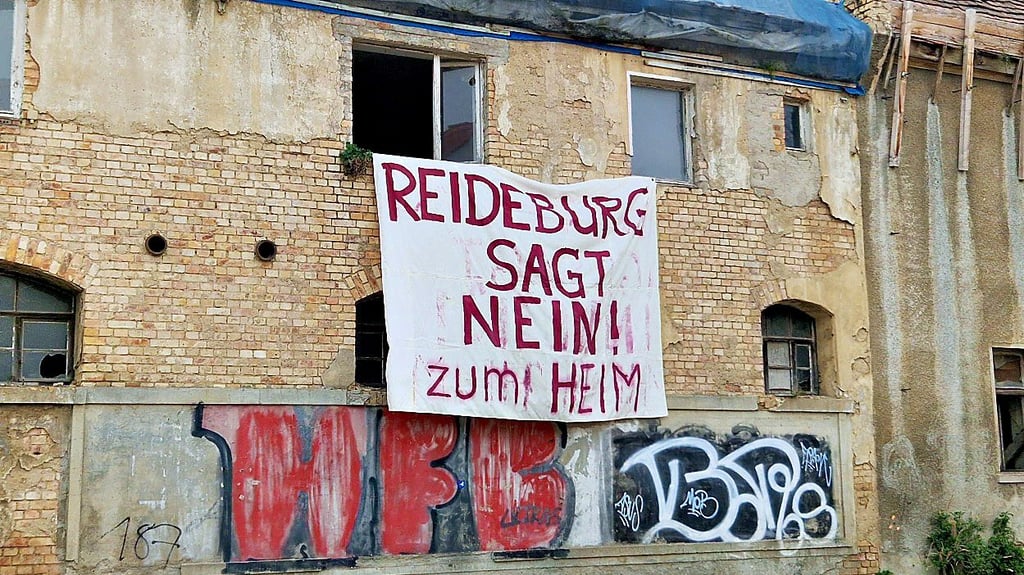 Protest gegen die neue Einrichtung: Mitten an der Hauptstraße in Reideburg war am Mittwoch dieses Plakat zu sehen.