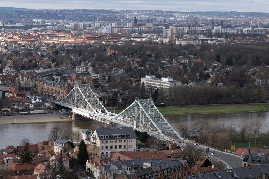 Im Mai wird die Sanierung an der Loschwitzer Brücke, auch Blaues Wunder genannt, fortgesetzt (Archivbild).