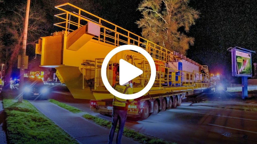 Krafotec schickt wieder einen 50 Tonnen Kran auf die Strecke nach Duisburg. ,