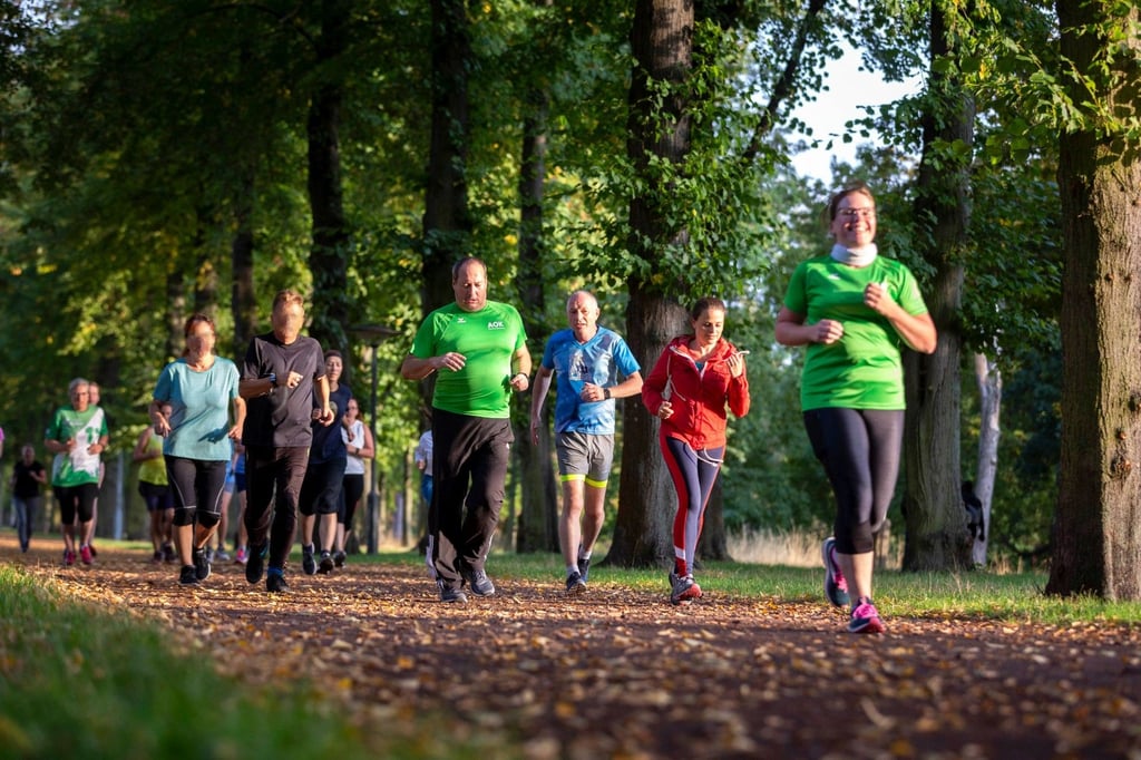 Ob allein, mit Freunden oder in einer Gruppe – die Möglichkeiten für Outdoor-Training sind vielseitig. Bei der kostenlosen AOK-Laufschule beispielsweise treffen sich Laufinteressierte einmal die Woche um unter fachlicher Anleitung gemeinsam zu trainieren