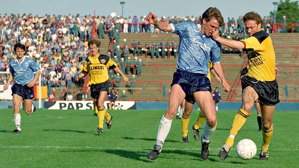Dresdens Matthias Döschner im Zweikampf mit Magdeburgs Dirk Grempler. Im Hintergrund schauen Jens Gerlach (1. FC Magdeburg) und Steffen Büttner (2.v.l.) zu. In diesem Spiel trug Büttner die Nummer 6.