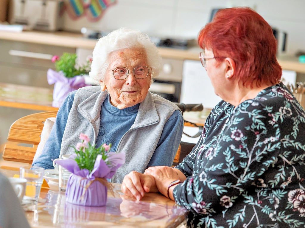 Sie ist die älteste Besucherin der Diakonie-Tagespflege „Lebensbaum" in Eckartsberga: Wera Weise zählt stolze 102 Jahre. Immer mittwochs fühlt sie sich hier gut aufgehoben, so auch bei Betreuerin Ilona Lange.
