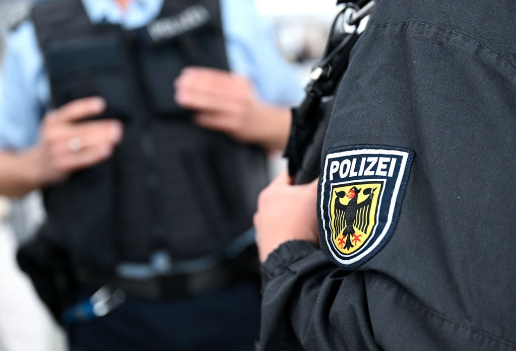 Bei den Durchsuchungen konnten die Polizeikräfte etwa Drogen, höhere Geldbeträge und gestohlene Kennzeichen sicherstellen. (Symbolbild)