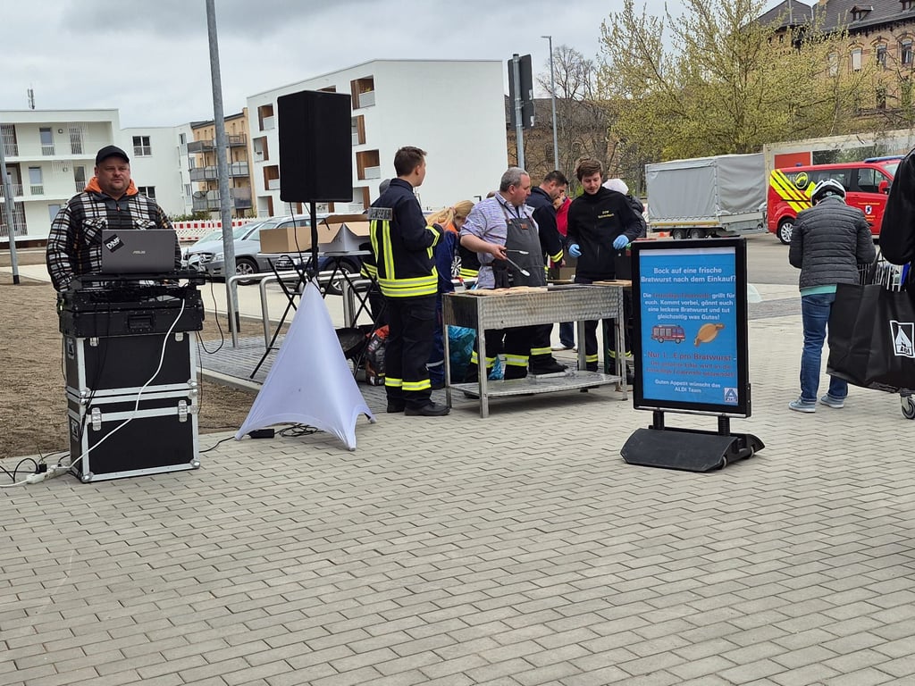 Die Freiwillige Feuerwehr verkauft Bratwürste. Auch Musik wird gespielt.
