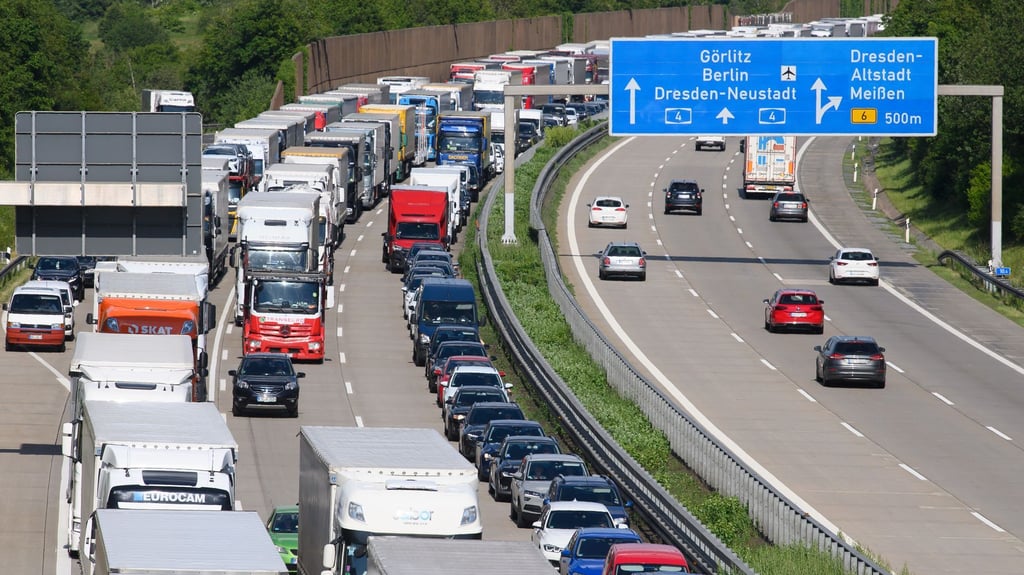 Warnung vor Staus: Auf den Straßen und Autobahnen in Sachsen-Anhalt kann es rund um Ostern voll werden.