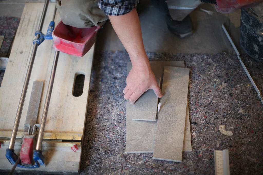 So geht's: Zunächst die Fläche abmessen und die Fliesen passend zuschneiden.