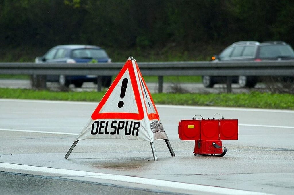 Eine Ölspur hat am Donnerstag zur Sperrung der A14-Ausfahrt bei Schönebeck geführt.