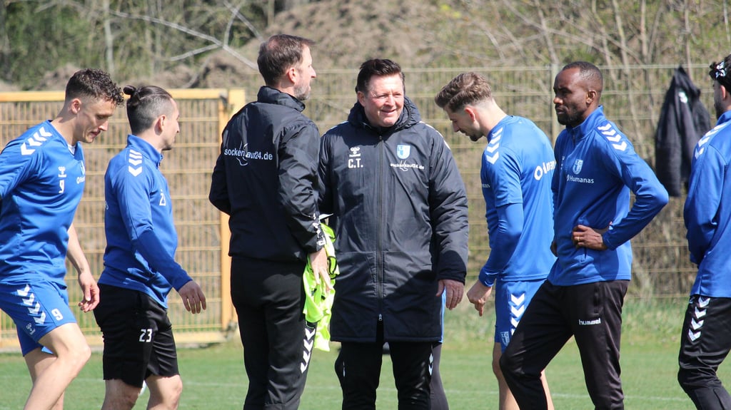 Christian Titz schwört seine Spieler vom dem kommenden Spiel seines 1. FC Magdeburg gegen den SSV Ulm ein. 