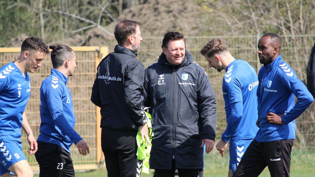 Christian Titz schwört seine Spieler vom dem kommenden Spiel seines 1. FC Magdeburg gegen den SSV Ulm ein. 