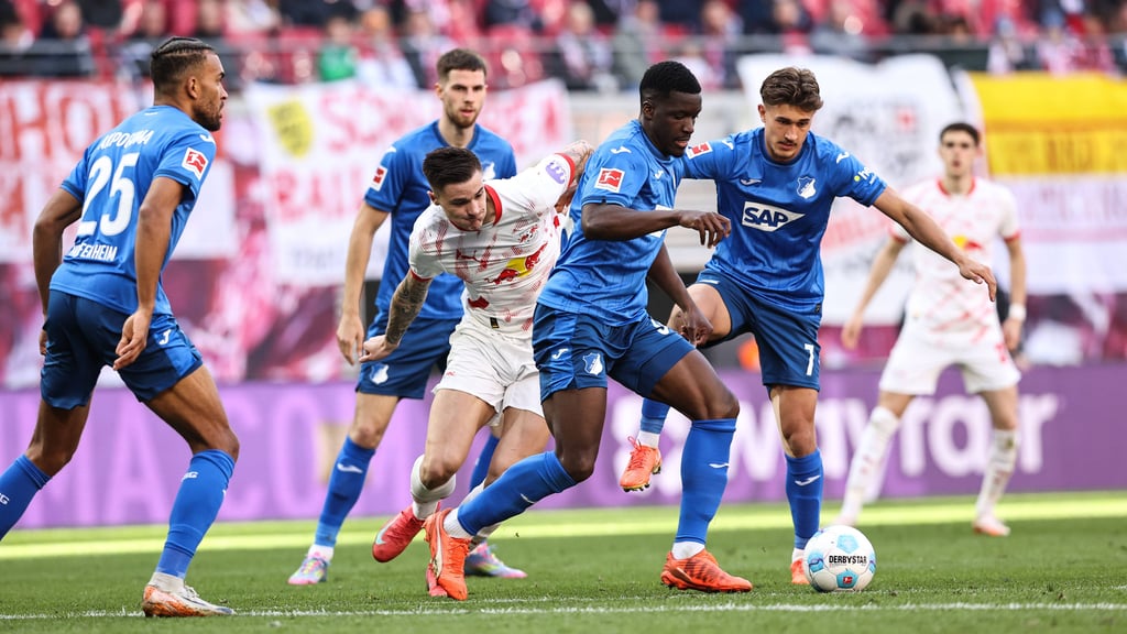 Benjamin Sesko jagt den Ball.