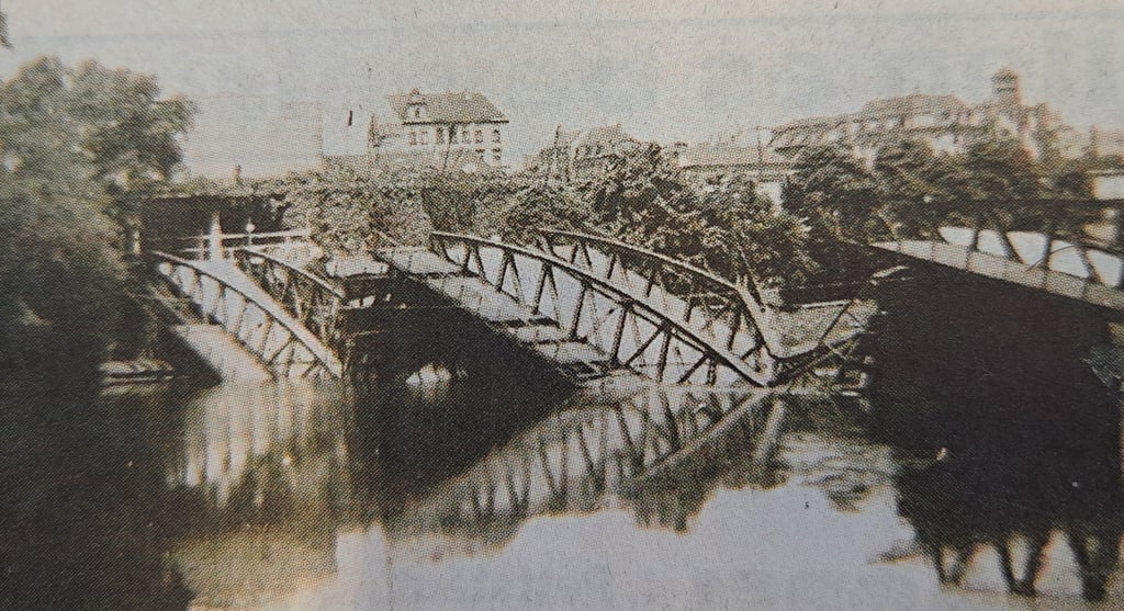 Die Faschisten zerstörten im April 1945 vor der Ankunft der Amerikaner die drei Brücken in Weißenfels.
