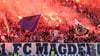 Fans vom 1. FC Magdeburg beim Spiel gegen den Halleschen FC am 15. April 2015: Pyrotechnik im Landespokal Sachsen-Anhalt.