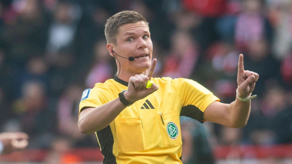 Florian Exner ist Spielleiter beim Duell zwischen RB Leipzig und Wolfsburg.