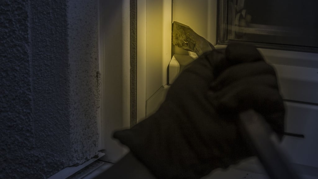 In der Nacht zum Freitag bemerkte ein Bitterfelder ungewöhnliche Geräusche aus dem Keller und traf auf einen unbekannten Mann.