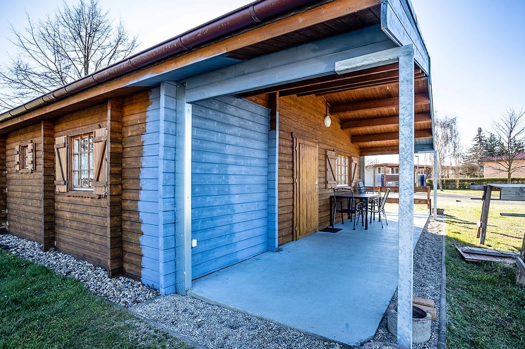 Die Bungalows werden taubenblau gestrichen.