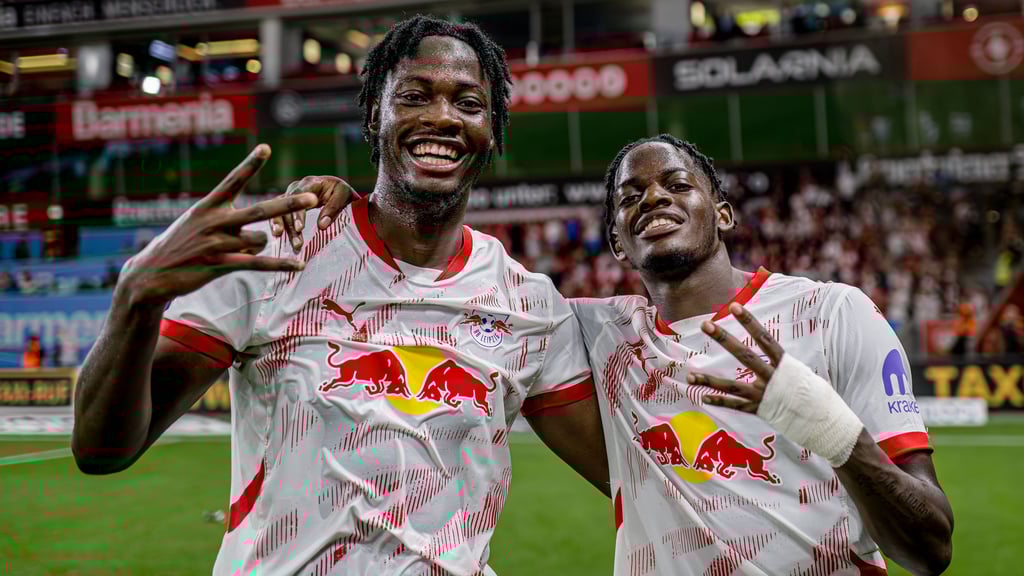 Gemeinsam im RB-Einsatz gegen den VfL Wolfsburg: El Chadaille Bitshiabu (l.) und Castello Lukeba