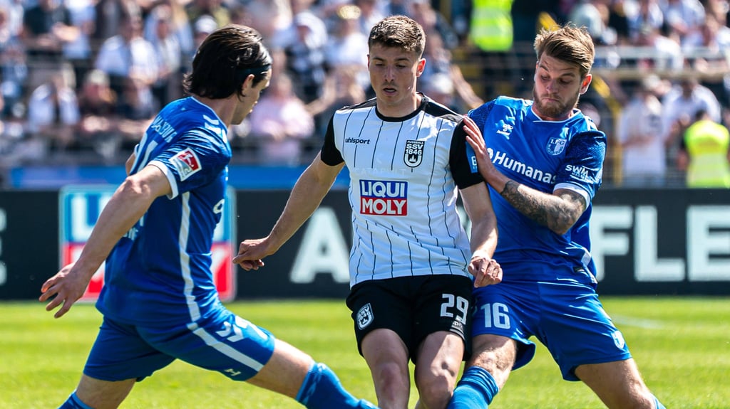 Der 1. FC Magdeburg stolpert beim SSV Ulm und verliert den dritten Platz in der Tabelle an die SV Elversberg.