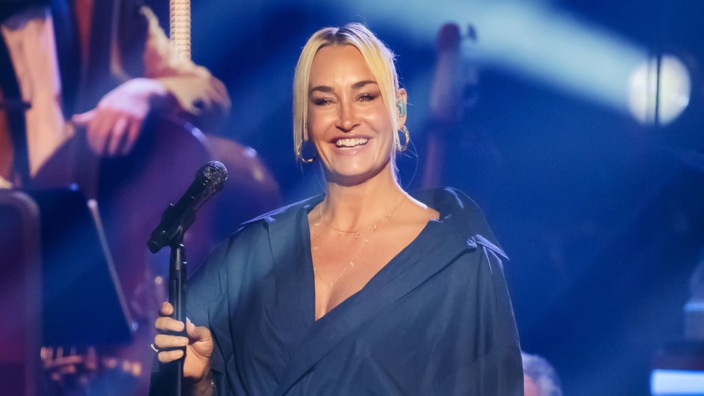 Sarah Connor singt wieder die Nationalhymne, aber mit Augenzwinkern.