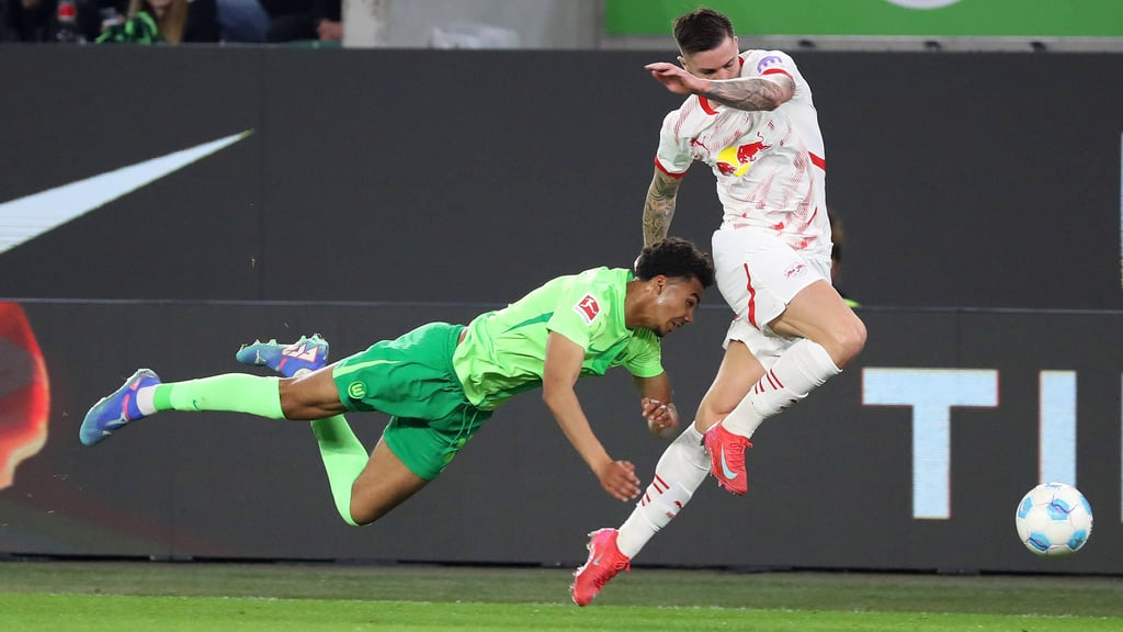 Do it! Wolfsburgs David Odogu versucht sich an einem Kopfstoß gegen das Hinterteil von RB-Stürmer Benjamin Sesko