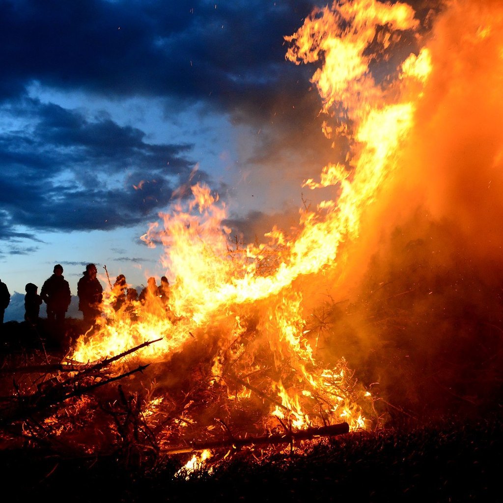 Zuschauer stehen bei einem traditionellen Osterfeuer. Wegen anhaltender Trockenheit wurden in Sachsen-Anhalt bereits einige Osterfeuer abgesagt. (Foto: