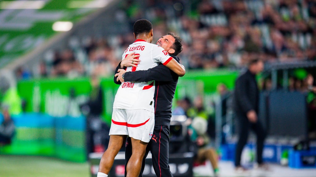 Lois Openda herzt Zsolt Löw – und umgedreht.