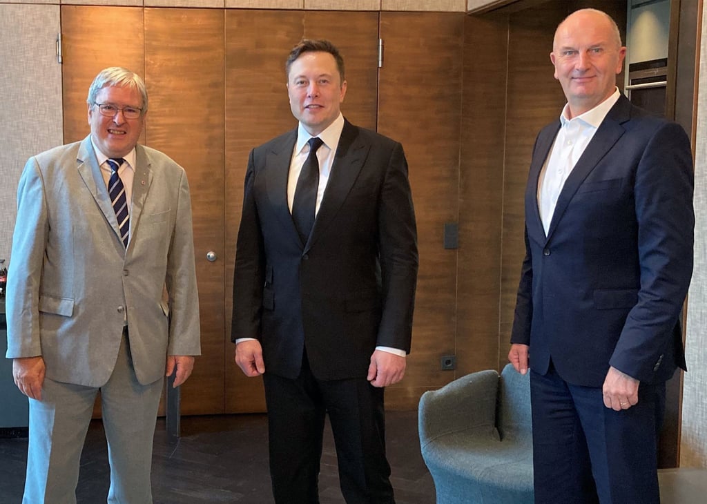 Brandenburgs Ex-Wirtschaftsminister Jörg Steinbach (l) zeigt sich kritisch gegenüber Tesla-Chef Elon Musk. (Archivbild)