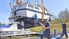 Beim Einsetzen der Boote helfen sich die Mitglieder und Freunde des Vereins der Wassersportler Calvörde gegenseitig. Mit Leinen  bringen Ingo Lüer (Mitte) und sein Stellvertreter Michael Stoof das Boot mit dem Namen „Samui“ im Hafenbecken in die richtige Position. 
