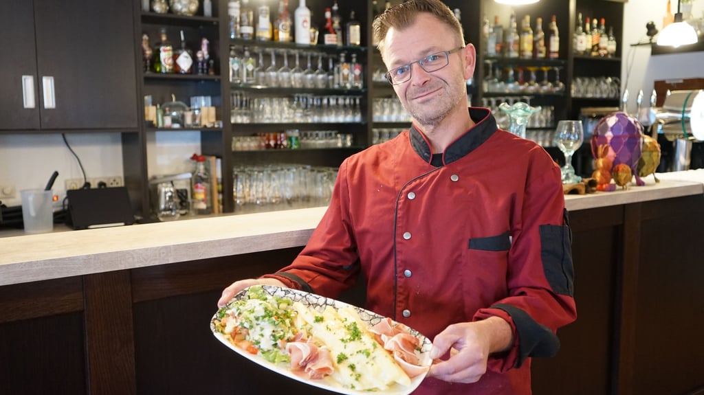 Thomas Voigt kocht im Volkshaus Colbitz, zurzeit fast alles mit Spargel. Das Geschäft expandiert.