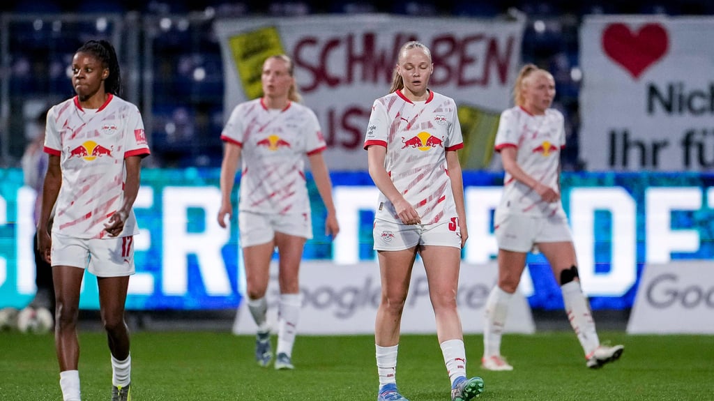 Die Spielerinnen von RB Leipzig sind enttäuscht über die Niederlage.
